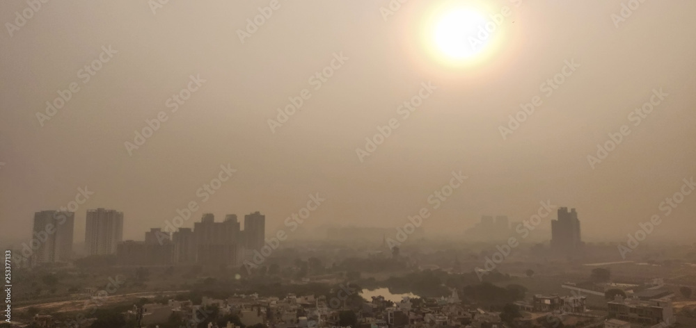 Plakat Poważne zanieczyszczenie powietrza w Delhi, jak widać z wysokiego budynku dzień po Diwali