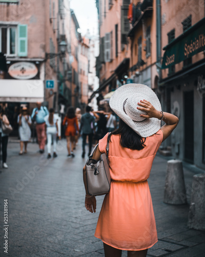 Jeune femme dans les rues de Nice