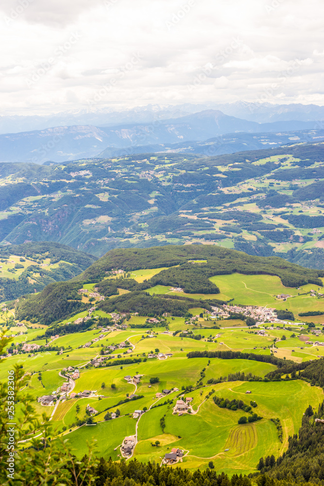 Obraz premium Alpe di Siusi, Seiser Alm z Dolomitem Sassolungo Langkofel, widok na bujne zielone zbocze