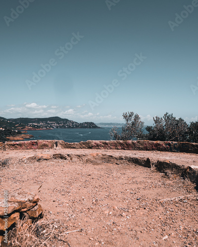 Plateau dans les calanques du var avec vue sur la baie de Cannes