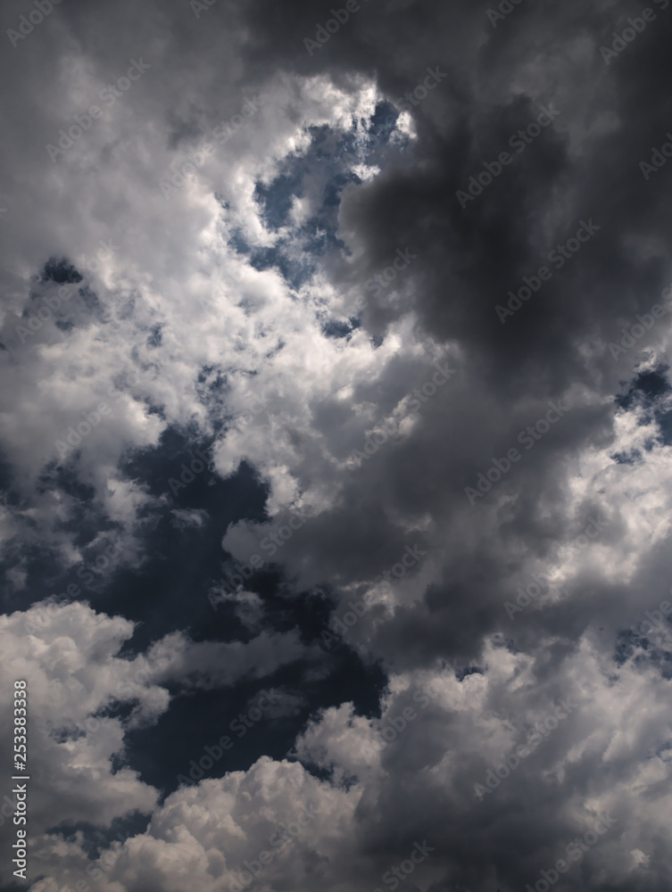 Obraz premium Dramatic sky with heavy clouds