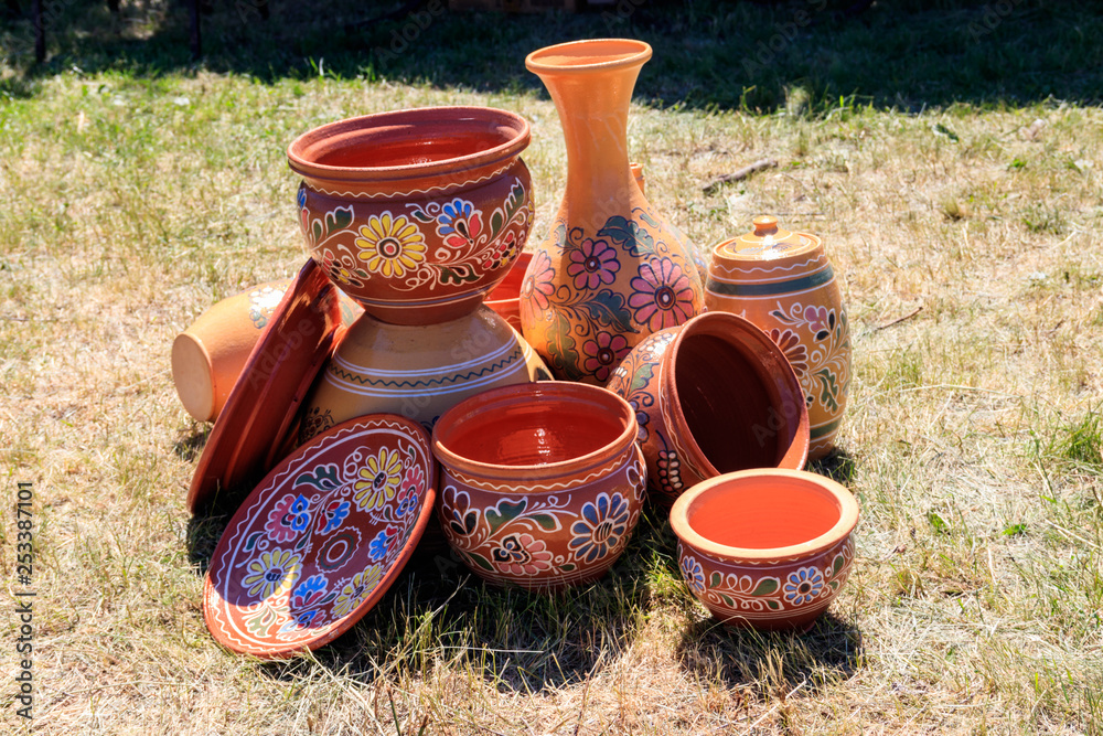 Obraz premium Clay pottery on green grass