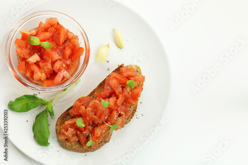 Bruschetta con pomodoro fresco e basilico