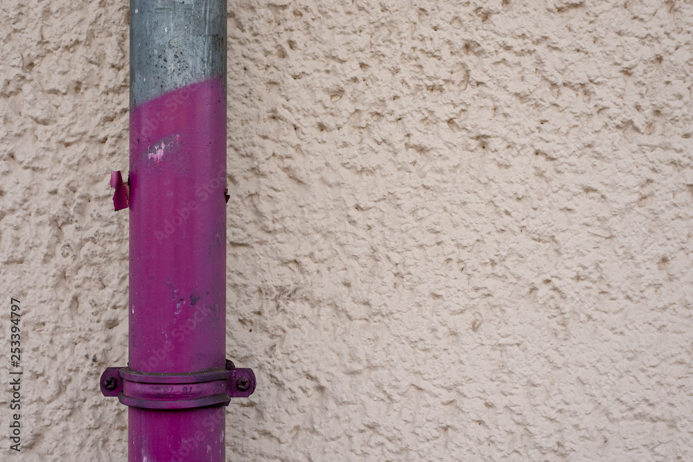 Häuserwand mit buntem Regenrohr Häuserwand mit buntem Regenrohr