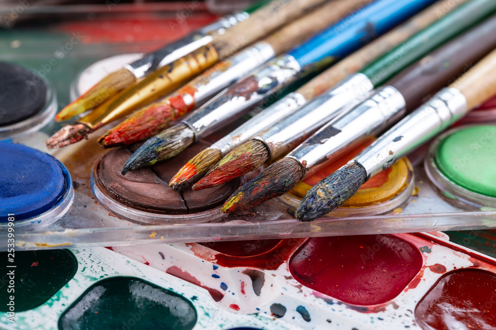 Obraz premium Paint brushes and paints for drawing.