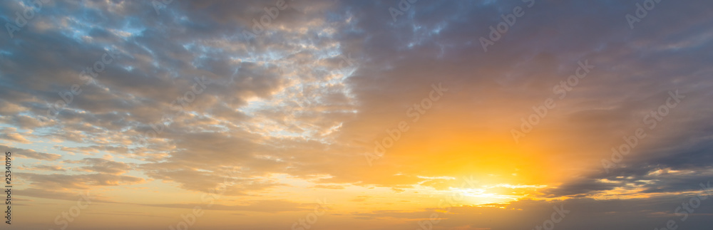Fototapeta Malownicze niebo nad brzegiem Neapolu o zachodzie słońca