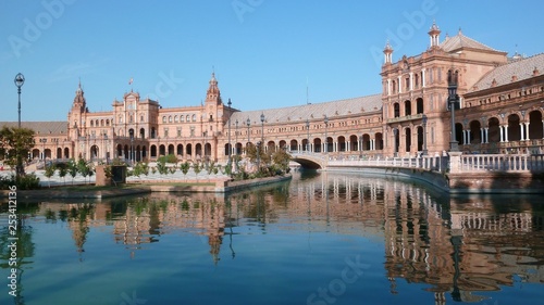 Séville, palais de la place d'Espagne avec son reflet dans le canal (Espagne)
