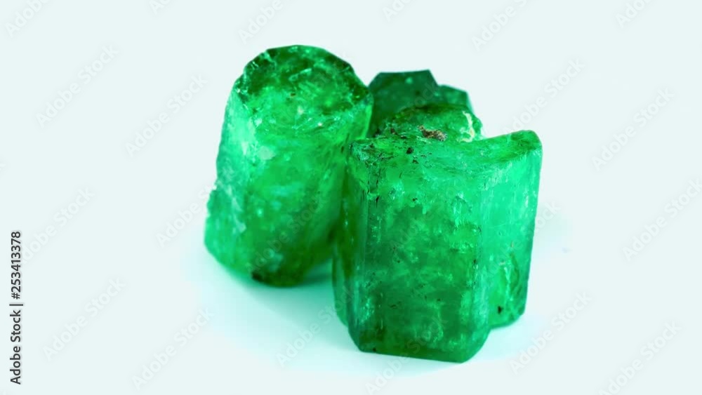 esmeraldas gigantes en bruto cristales emerald gemstone gemas piedras preciosas diamantes verdes granate zafiro rubí