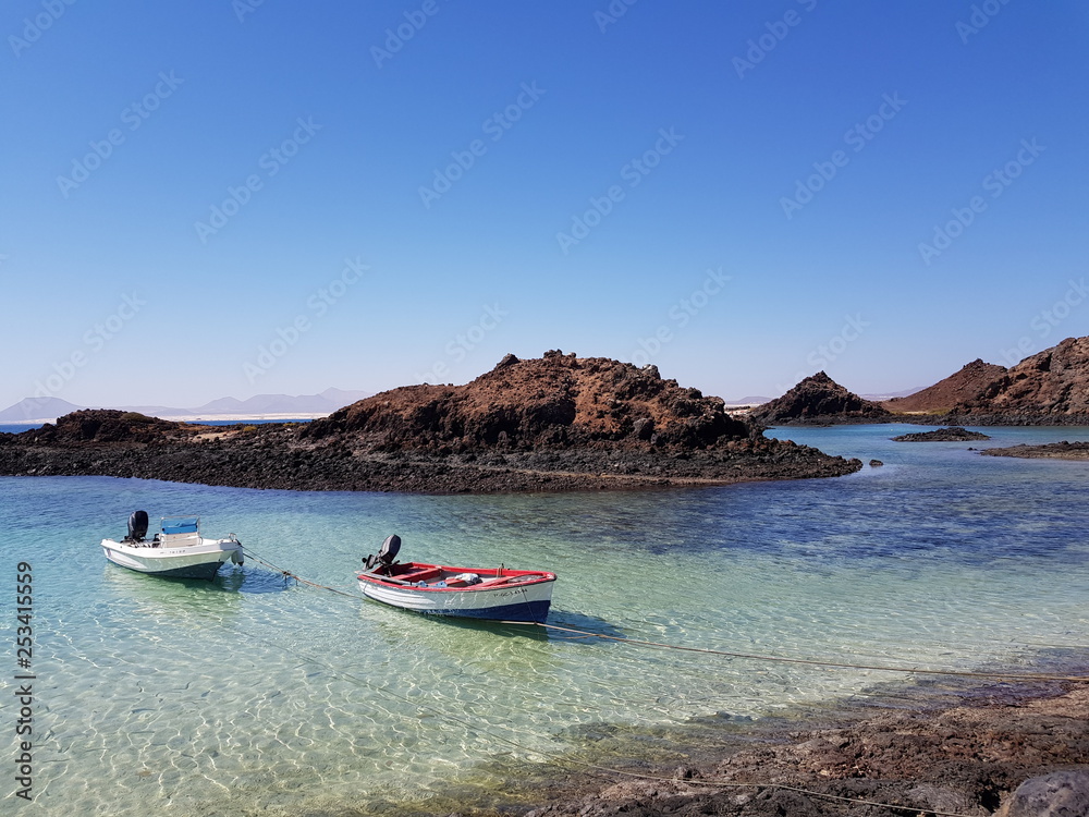 Isla de Lobos - zacumowane łódki lokalnych rybaków Isla de Lobos - zacumowane łódki lokalnych rybaków