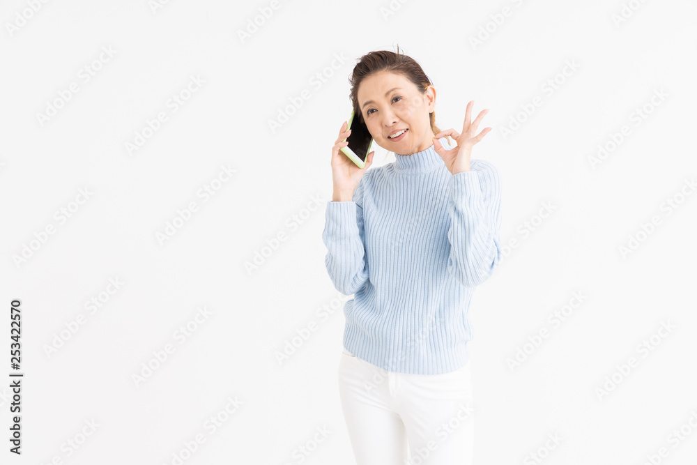 電話をするシニア女性 電話をするシニア女性