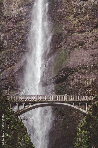 Fototapeta Naklejka Na Ścianę i Meble -  Multnomah Falls Portland Oregon Waterfall