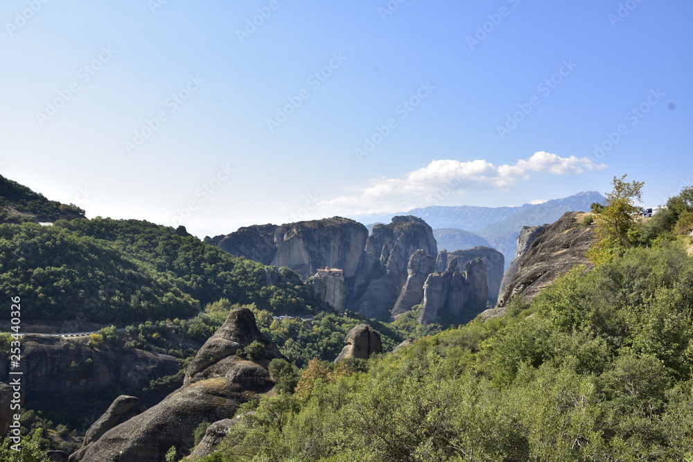 Naklejka premium lush kalabaka valley