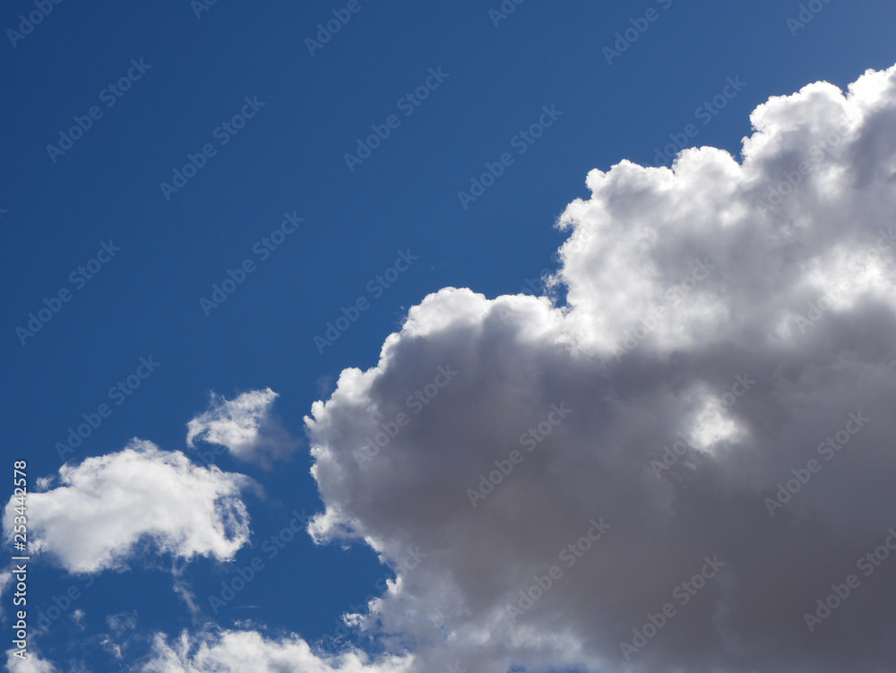 Obraz premium Vibrant blue sky with fluffy clouds