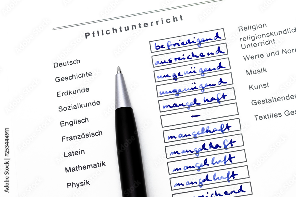 Obraz premium Schulzeugnis mit schlechten Noten