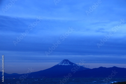 駿河湾越しの富士山の夕暮れ © DONDON2018