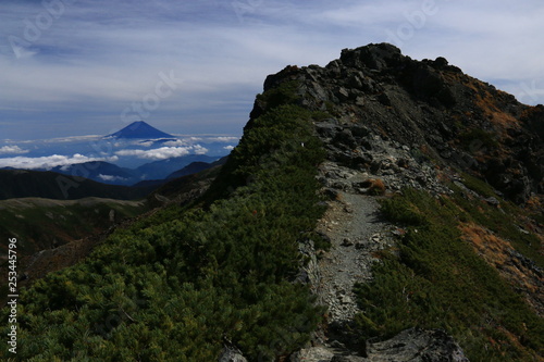 南アルプス塩見岳西峰山頂から東峰越しに 霊峰富士山を望む