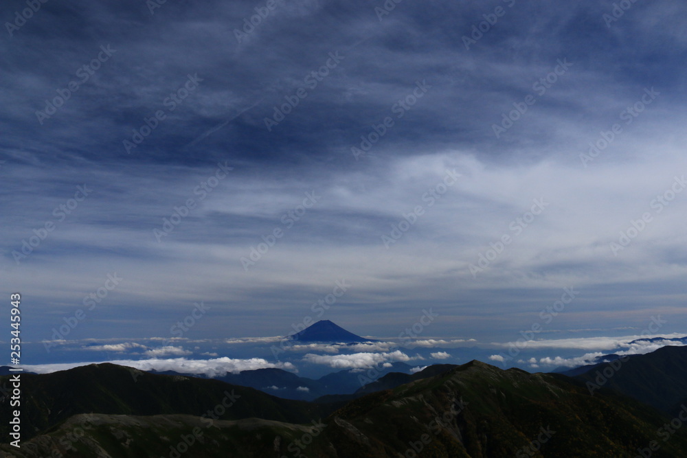 南アルプス塩見岳山頂から　霊峰富士山を望む