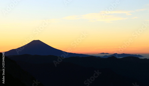 南アルプス光岳 山頂直下光岳小屋から 朝焼けに浮かぶ富士山とイ愛鷹山、箱根遠景