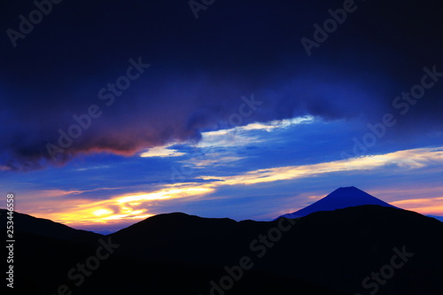 南アルプス光岳（てかりだけ）への道 茶臼小屋から 朝焼けの富士山
