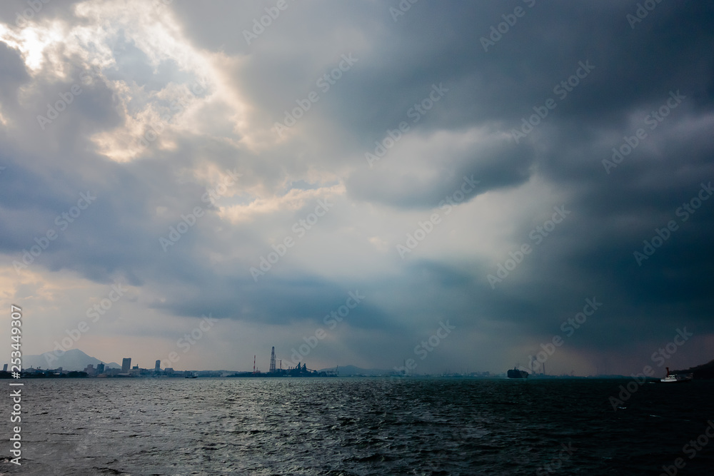 関門海峡。雲間の空から降る光_DSC0180
