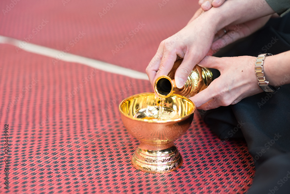 Foto de Golden Pour Water containers for Buddhist death ceremony./In