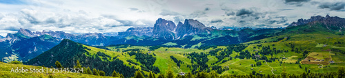 Fototapeta Naklejka Na Ścianę i Meble -  Alpe di Siusi, Seiser Alm with Sassolungo Langkofel Dolomite, lush green field in Seiser Alm Puflatsch Bullaccia