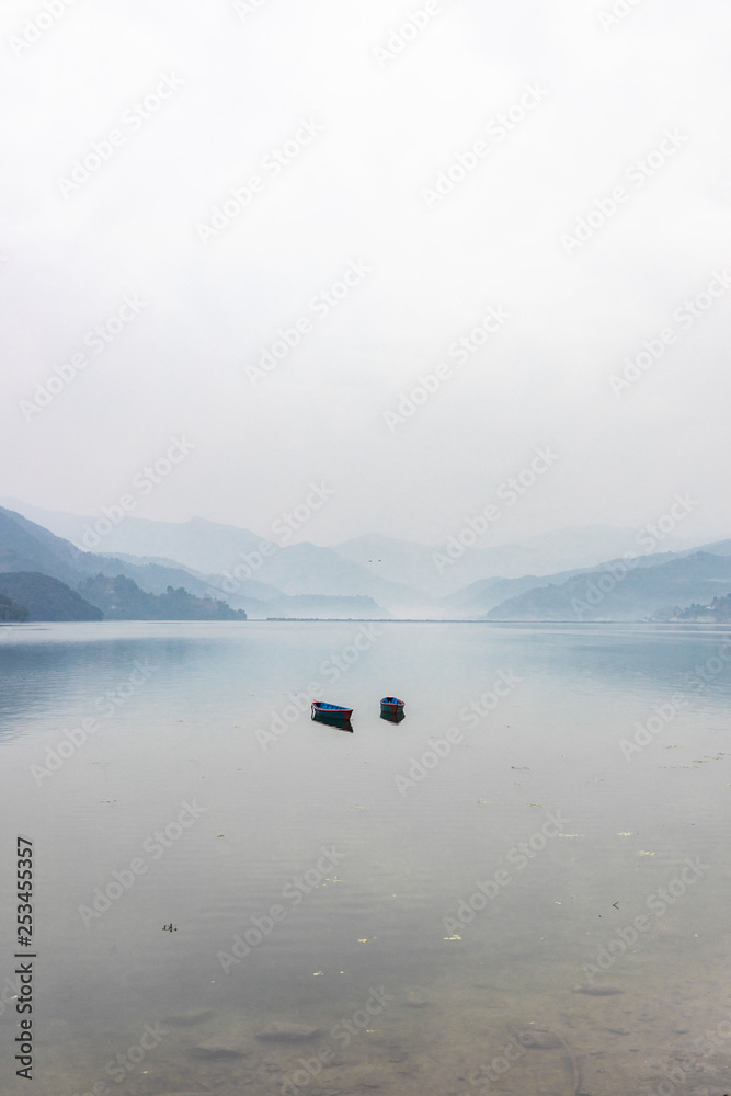 Φωτογραφία Floating boats minimal frame of the Phewa Lake in Pokhara Nepal