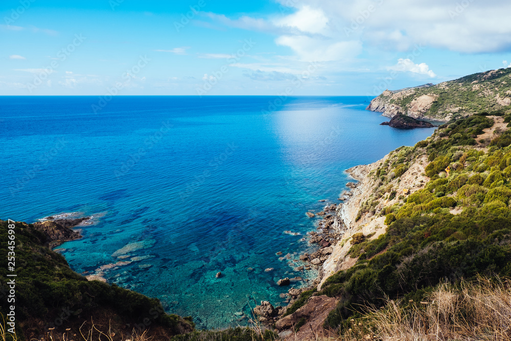Landschaft entlang der Küstenstraße im Westen auf Sardinen, Italien