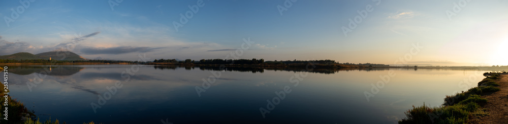 Panoramaaufnahme einer Lagune bei Alghero auf Sardinien am frühen Morgen