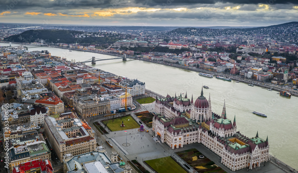 Fototapeta premium Budapest, Hungary - Aerial view of Budapest at sunset with Parliament of Hungary, Szechenyi Chain Bridge, Buda Castle Royal Palace, Matthias Church and Fisherman's Bastion at background