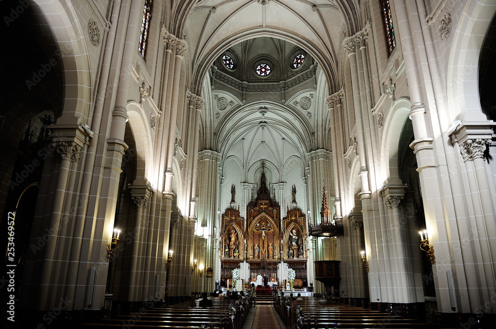 Interior de iglesia de estilo gótico