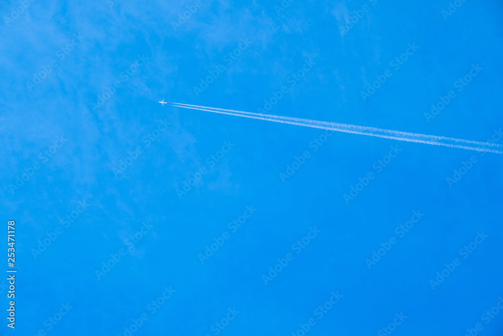 【写真素材】 青空 空 雲 飛行機雲 冬の空 背景 背景素材 1月 コピースペース 【写真素材】 青空 空 雲 飛行機雲 冬の空 背景 背景素材 1月 コピースペース