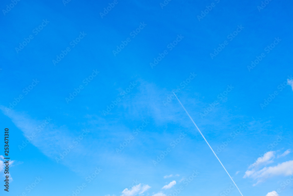 【写真素材】 青空 空 雲 飛行機雲 冬の空 背景 背景素材 1月 コピースペース 【写真素材】 青空 空 雲 飛行機雲 冬の空 背景 背景素材 1月 コピースペース