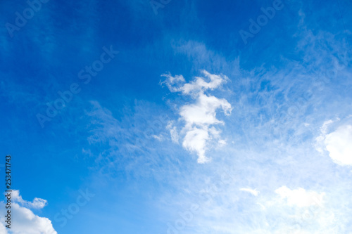 【写真素材】 青空 空 雲 飛行機雲 冬の空 背景 背景素材 1月 コピースペース © Rummy & Rummy