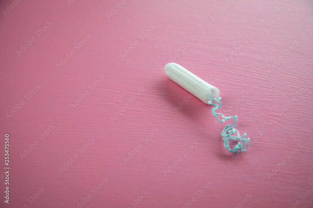 Tampon auf Rosa Hintergrund für weibliche Hygiene bei Menstruation Periode Zyklus Tampon auf Rosa Hintergrund für weibliche Hygiene bei Menstruation Periode Zyklus