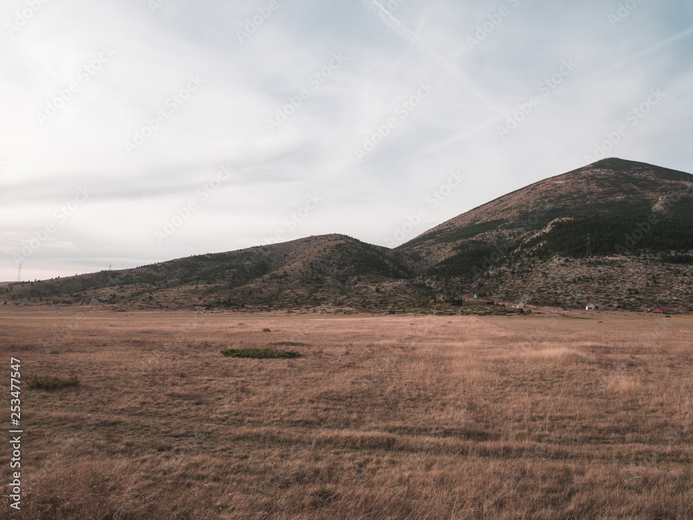 Obraz premium Empty field on mountain
