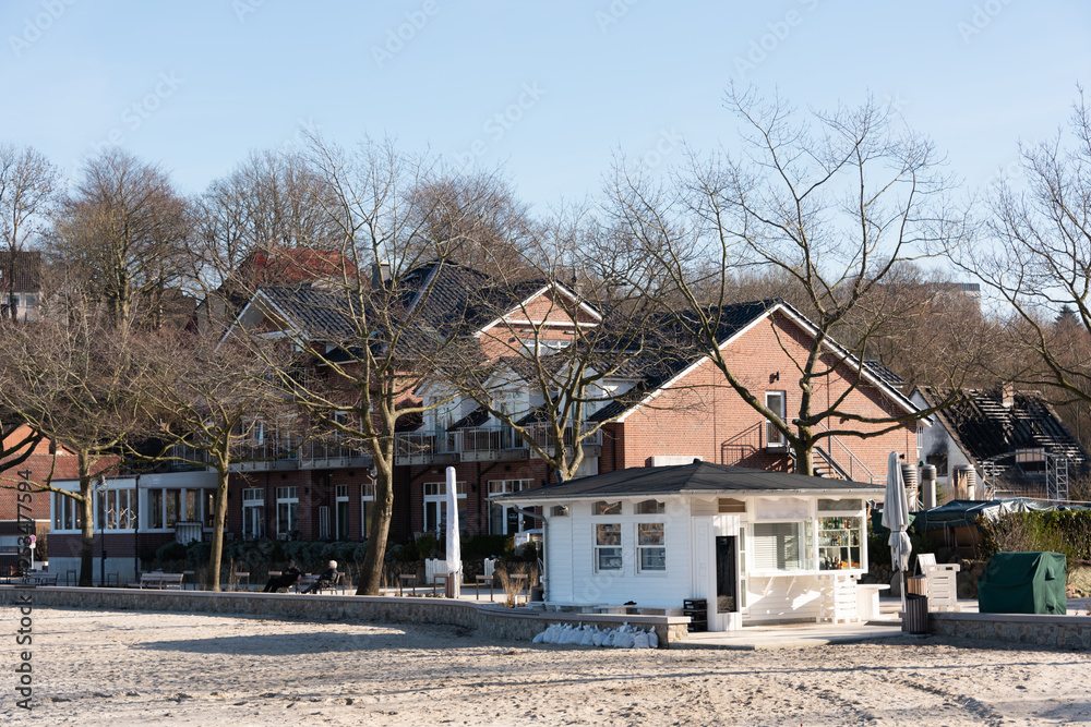 Die neue Strandpromenade in Möltenort an der Kieler Förde ist fertig, die Saison kann beginnen