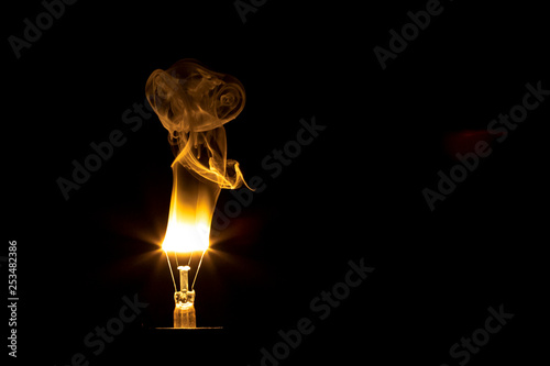 Stockfoto lambadina che scoppia, filamento della lampadina brucia | Adobe  Stock