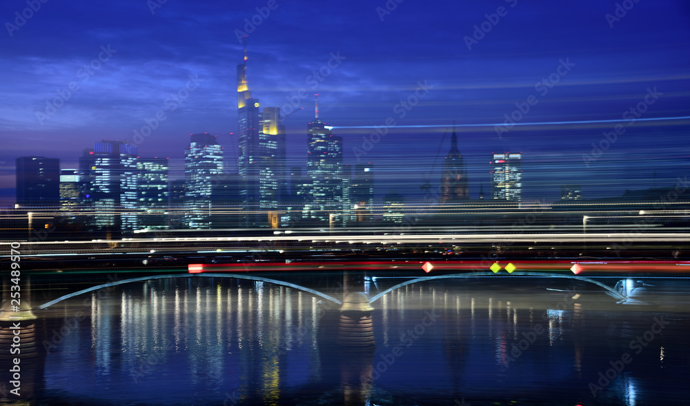 Frankfurt Skyline zur Blauen Stunde mit Lichtspuren