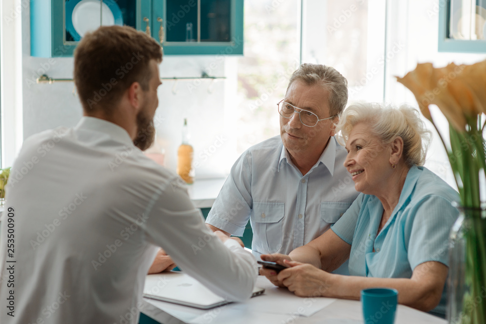Obraz premium Seniour couple meeting an advisor
