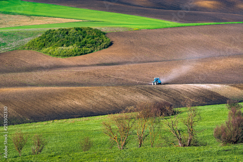 Tractor plowe a spring field