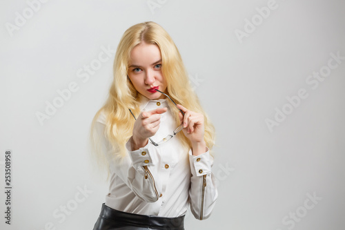 Beauty sexy fashion model girl wearing glasses, isolated on white  background. Beautiful young woman with trendy accessories posing in studio  foto de Stock