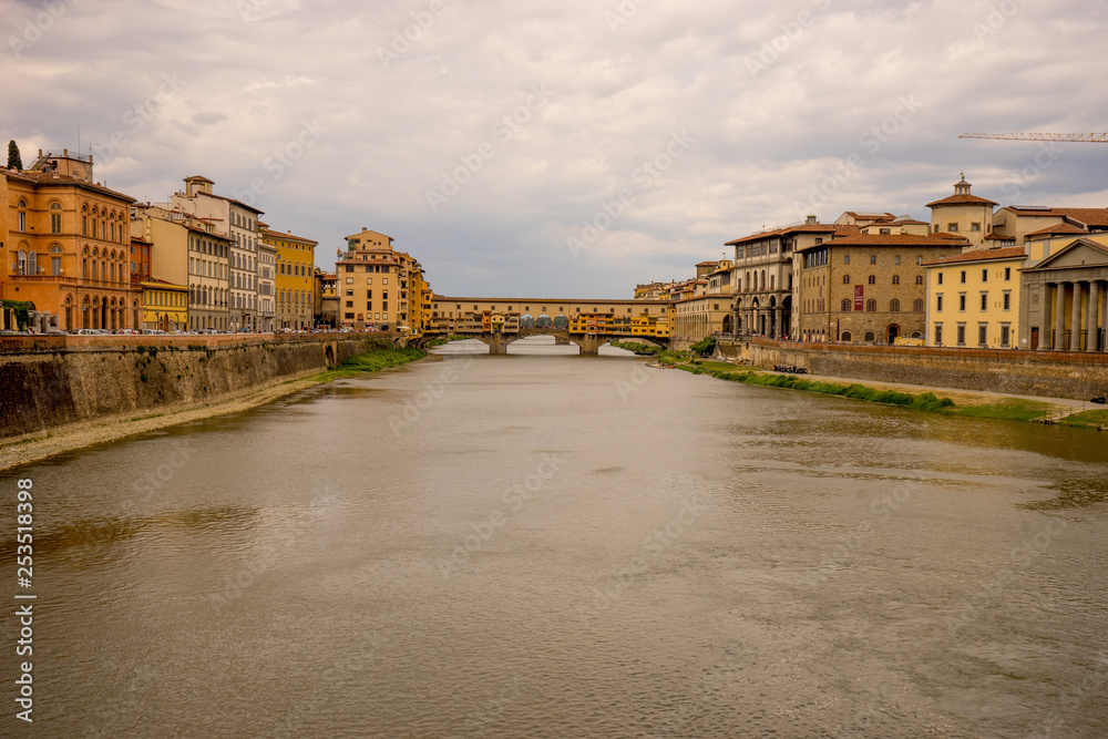 Naklejka premium The Ponte Vecchio over the Arno River in Florence, Italy