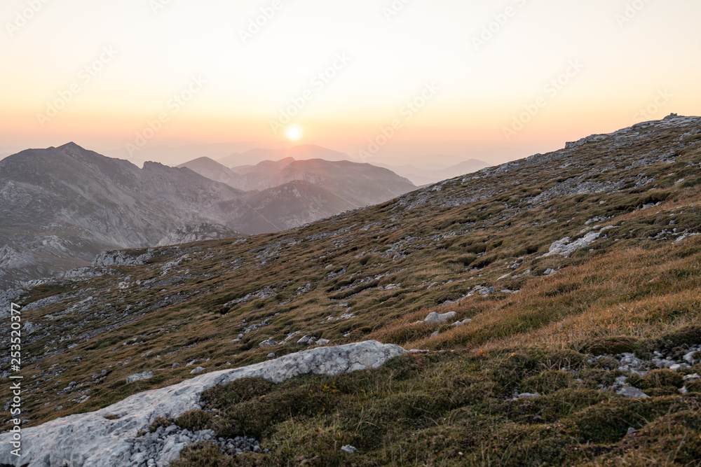 Obraz premium Morning sunrise next to the Schiestelhaus on top of the Hochschwab mountain in Austria