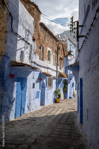 Fototapeta Naklejka Na Ścianę i Meble -  Morning lights are bringing out the blue color of the streets of Chefchaouen, Morocco