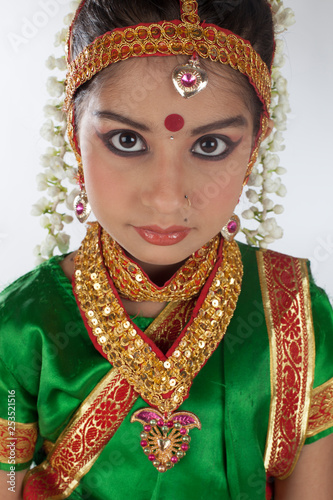 Obraz na plátně Indian Girl Child in Traditional Bengali Sari
