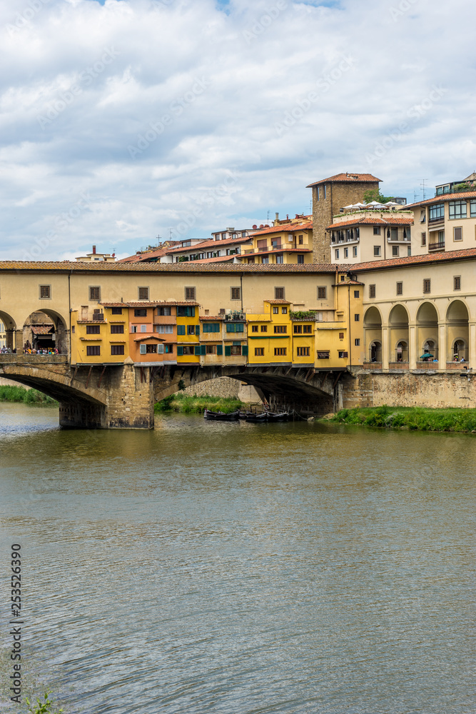 Obraz premium The Ponte Vecchio over the Arno River in Florence, Italy
