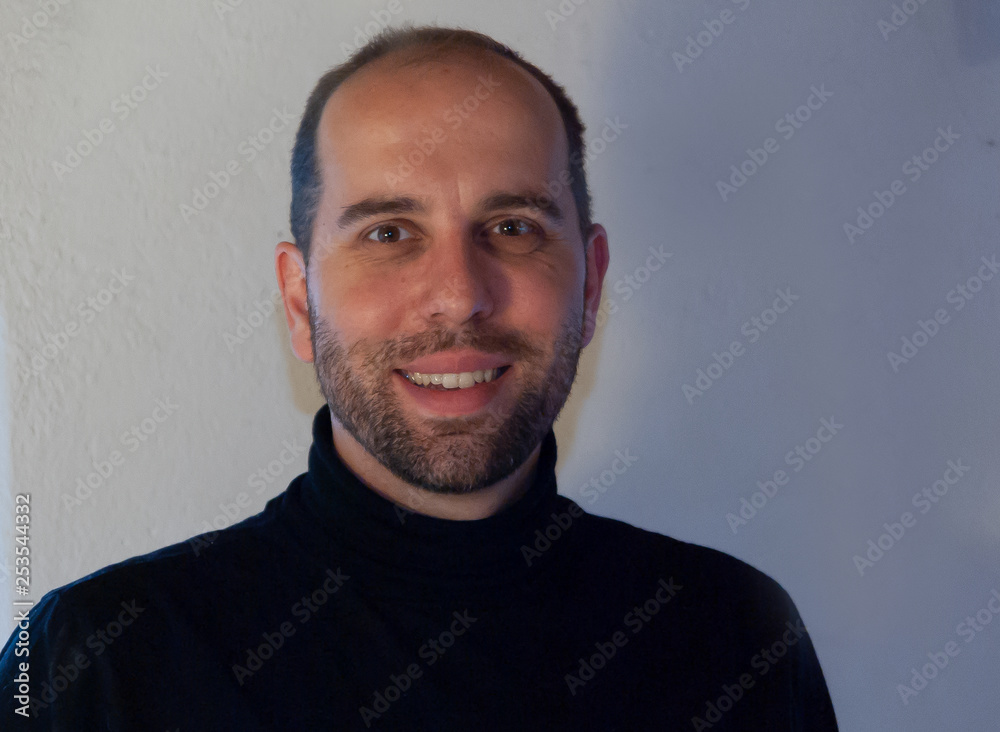 Fototapeta premium lächelnder kaukasischer Mann mit Dreitagebart
