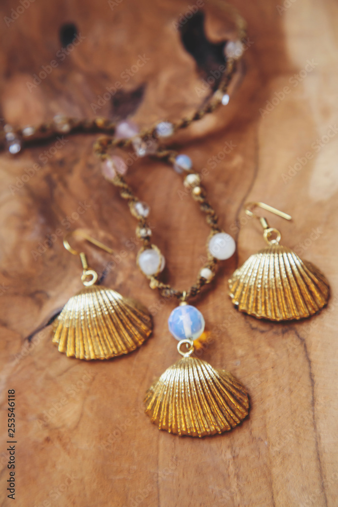 Jewelry set with earrings and necklace in shell shape