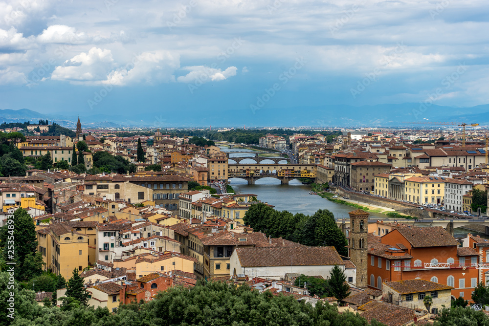 Obraz premium Panaromic view of Florence townscape cityscape viewed from Piazzale Michelangelo (Michelangelo Square) with ponte Vecchio and Palazzo Vecchio with lightningPanaromic view of Florence townscape citysca